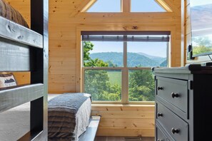 8 chambres, bureau, fer et planche à repasser, lit de bébé portatif