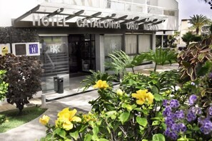 A hotel entrance with a sign reading 'HOTEL CATALONIA URBANO' and a visible handicap accessibility symbol. - Catalonia Oro Negro (Playa de las Americas)