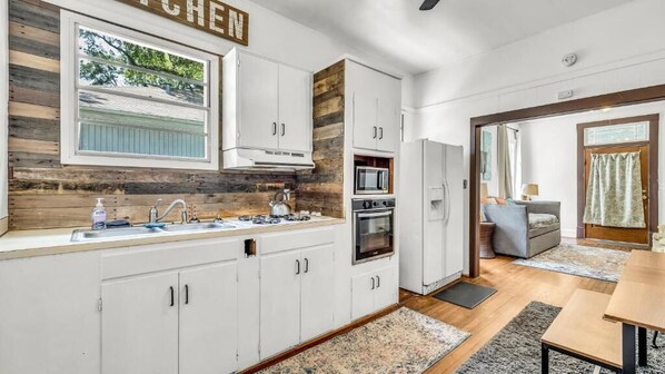 Refrigerador, microondas, horno, placa de cocina