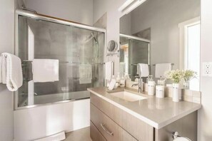 Douche, sèche-cheveux, serviettes fournies, savon