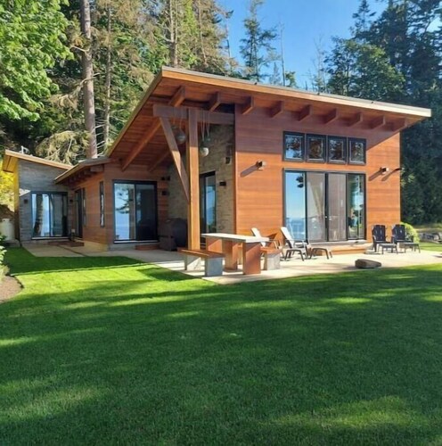 Secluded, peaceful, ocean front home. Close to all amenities/outdoor activities.