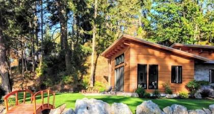 Secluded, peaceful, ocean front home. Close to all amenities/outdoor activities.