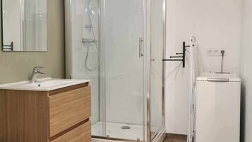 Douche, serviettes fournies, savon, papier de toilette