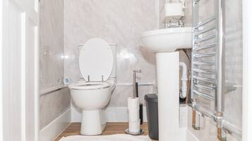 House | Bathroom | Shower, towels