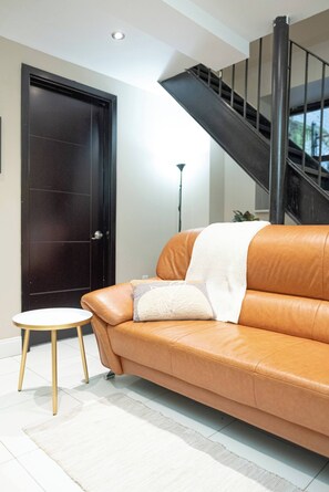 Apartamento, 4 quartos, sacada | Sala de estar