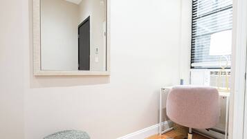 Apartment, 4 Bedrooms, Balcony | Interior