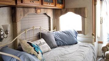 1 bedroom, bed sheets