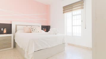 3 slaapkamers, een strijkplank/strijkijzer, wifi, beddengoed