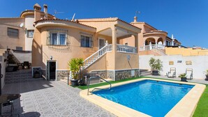 A two-story house with a swimming pool, outdoor seating, and a staircase leading to a balcony. - CH Villa Oceania La Marquesa Golf (Ciudad Quesada)