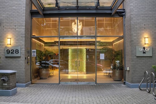 City Views | Prime Downtown Stay w/ Pool, Gym + Walk to Robson & Dining