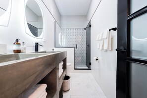 Sèche-cheveux, serviettes fournies