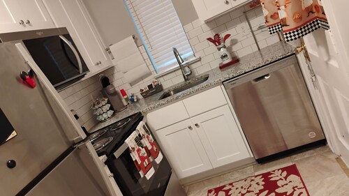 WEST END WHISPER  3 minute walk or drive to Everything. Prime location.