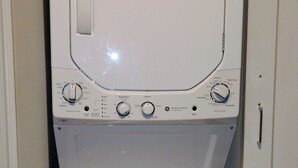 Eine Waschmaschine mit Frontlader, Bedienknöpfen und einer Tür.