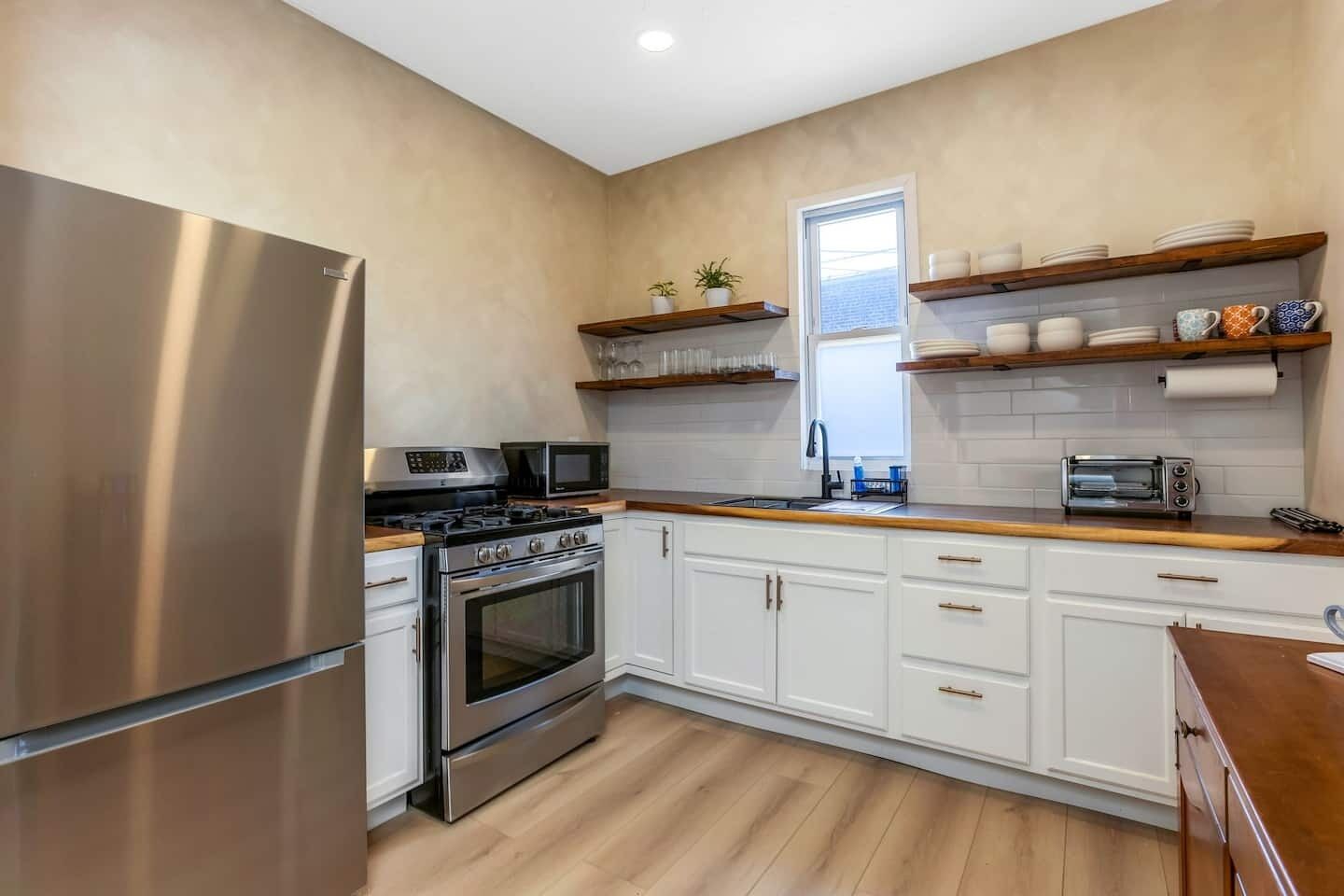 Refrigerador, microondas, horno y parrilla de estufa 