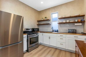 冰箱、微波炉、烤箱、炉灶