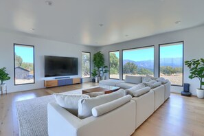 Smart-tv, een stereo en een computerscherm