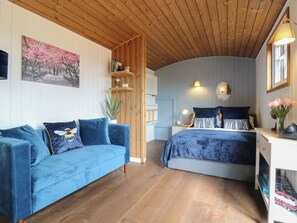 1 kamar tidur dan didekorasi berbeda-beda