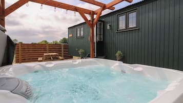 Bồn tắm spa ngoài trời