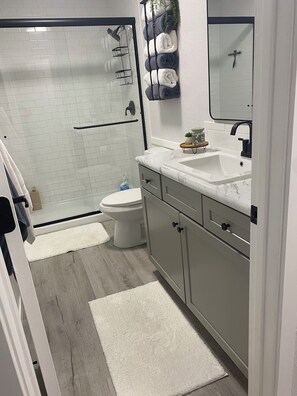 Suihku, hiustenkuivaaja, pyyhkeet, saippua