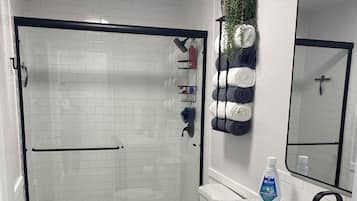 Een douche, een haardroger, handdoeken, zeep
