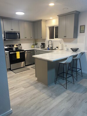 Fridge, microwave, oven, stovetop - The Riverview Place - 2 bedroom house in Coulee Dam with WiFi, AC (Coulee Dam)