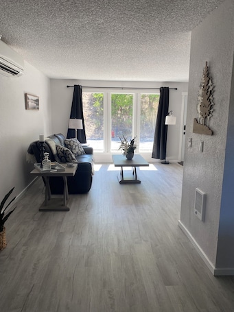 Smart TV. The Riverview Place - 2 bedroom house in Coulee Dam with WiFi, AC