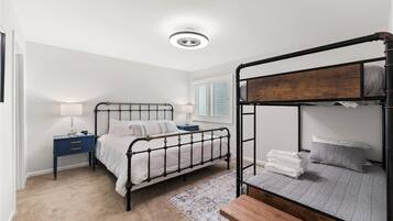 3 slaapkamers, een bureau, een strijkplank/strijkijzer, reisbedje