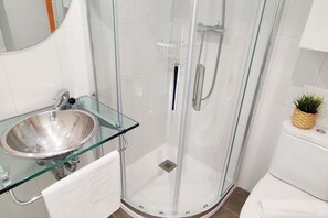 Douche, serviettes fournies