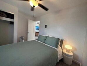 1 habitación, tabla de planchar con plancha, wifi y ropa de cama