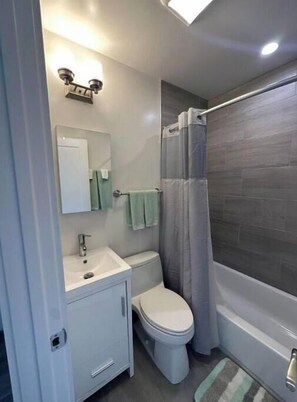 Sèche-cheveux, serviettes fournies, savon, papier toilette