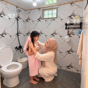 Shower, free toiletries, towels, soap - Miarzafa cabin house (Kejajar)
