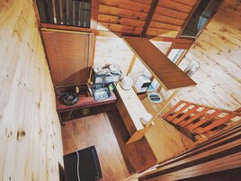 Refrigerador, placa de cocina, lavavajillas, utensilios de cocina