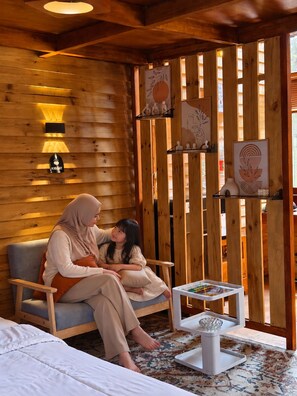Flat-screen TV - Miarzafa cabin house (Kejajar)