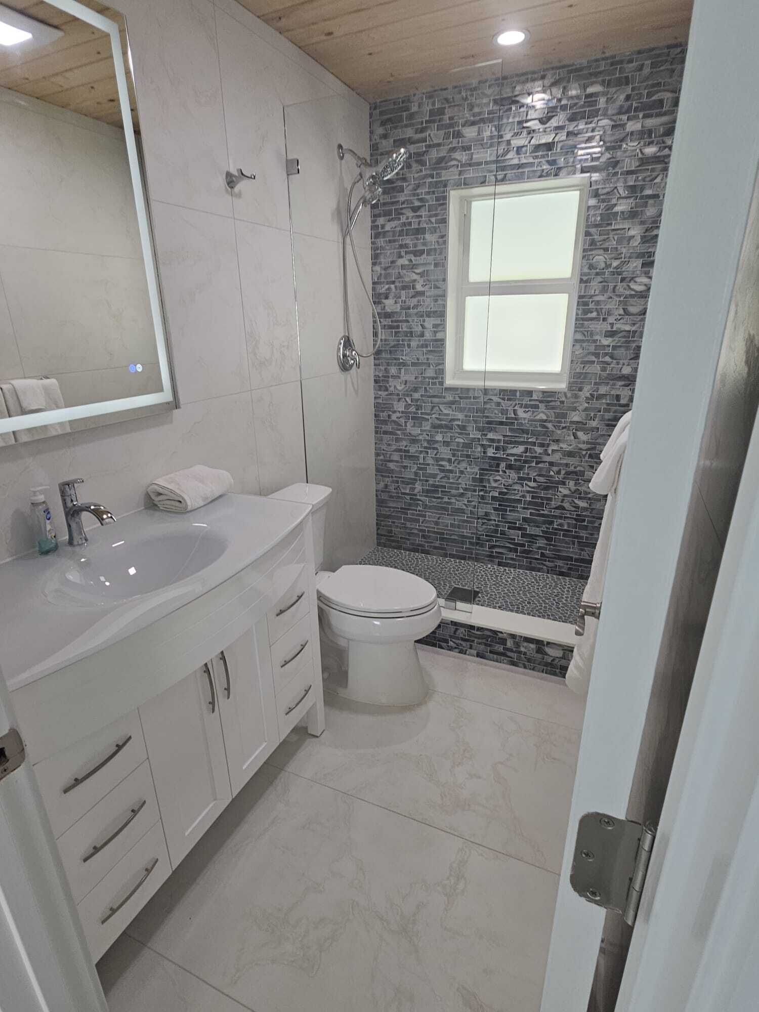 Dusj, hårføner, håndklær og såpe