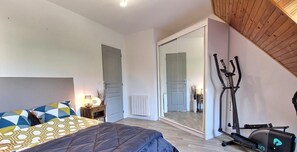 3 bedrooms, iron/ironing board, free WiFi, bed sheets