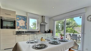 Una cocina moderna con comedor listo para una comida.