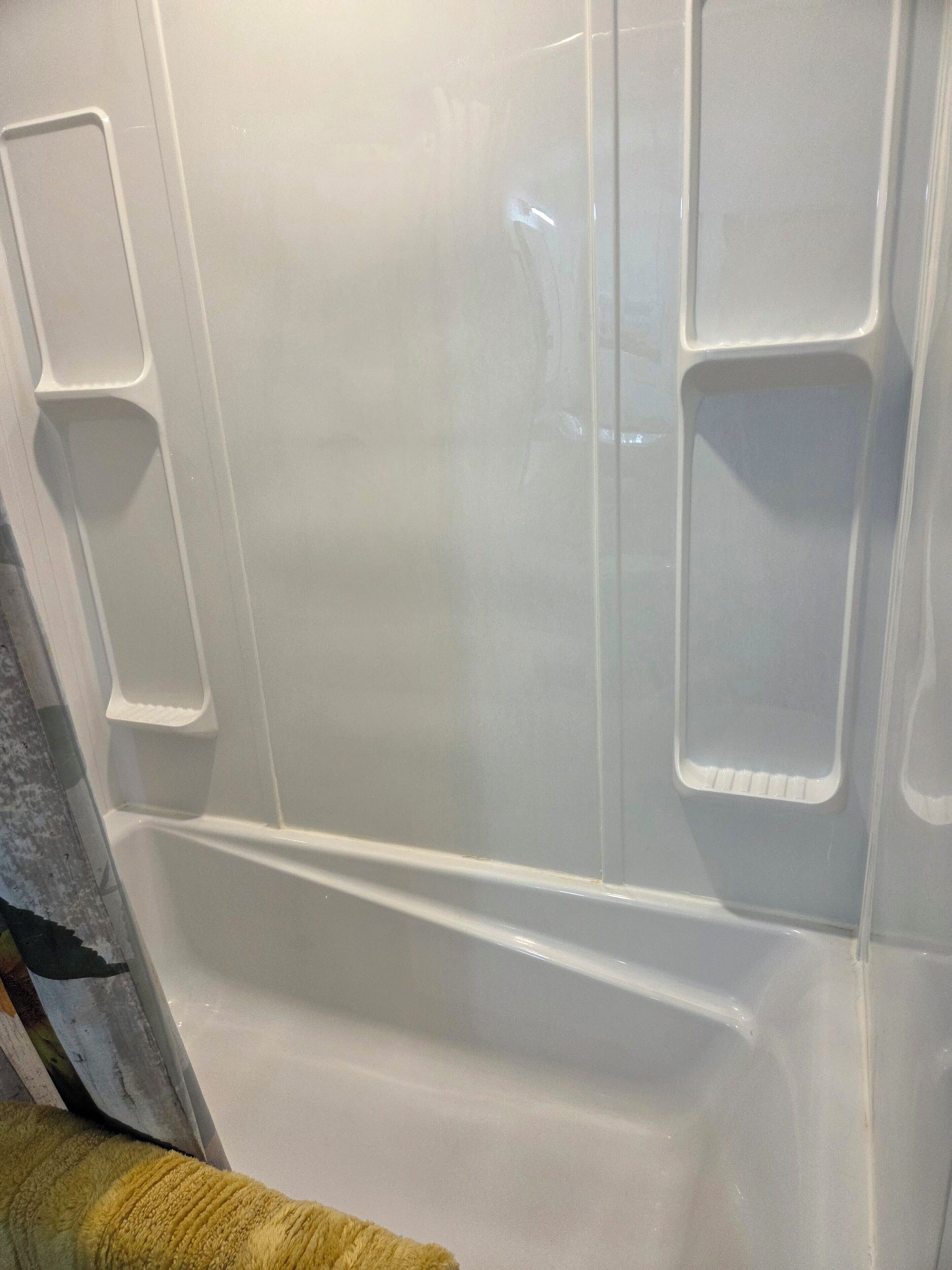 Un mur intérieur de couleur blanche, avec une porte et une fenêtre.