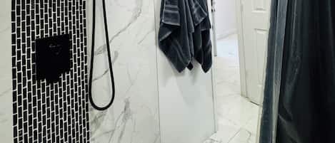 Séchoir à cheveux, serviettes fournies, savon, papier de toilette