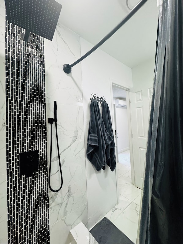 Haartrockner, Handtücher, Seife, Toilettenpapier
