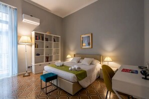 2 habitaciones, escritorio y cuna de viaje 