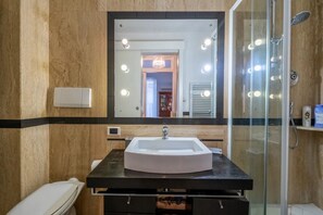 Dusche, Bidet, Handtücher, Shampoo