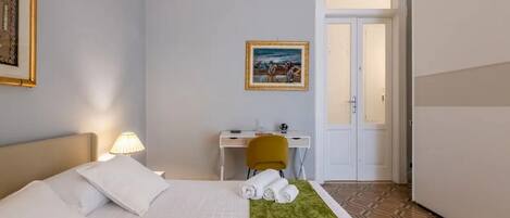 2 bedrooms, desk, travel crib