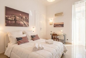 2 habitaciones, escritorio y cuna de viaje 