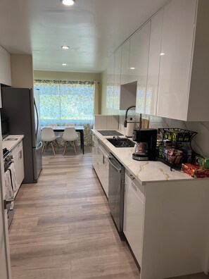 ميكروويف، فرن، موقد طهي مسطح، غسالة أطباق