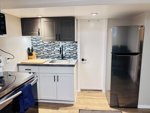 Kjøleskap, mikrobølgeovn, ovn og kokeplater