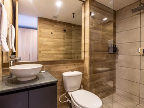 Shower, hair dryer, towels, soap - Modern Luxury Loft near El Virrey – Top Floor (Bogota)