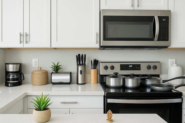 Frigorífico, microondas, horno y placa de cocina