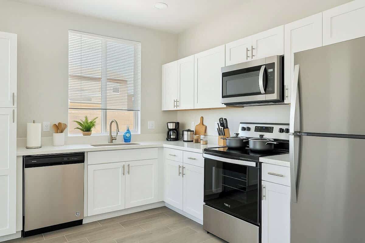 Réfrigérateur, micro-ondes, four, plaque de cuisson