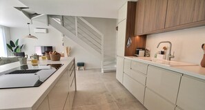 Kühlschrank, Mikrowelle, Ofen, Herdplatte