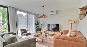 Fernseher, Bücher, Stereoanlage